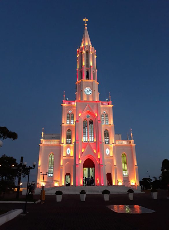Iluminação da Igreja Matriz Santo Antônio de Pádua ao anoitecer - Sombrio/SC - 2020