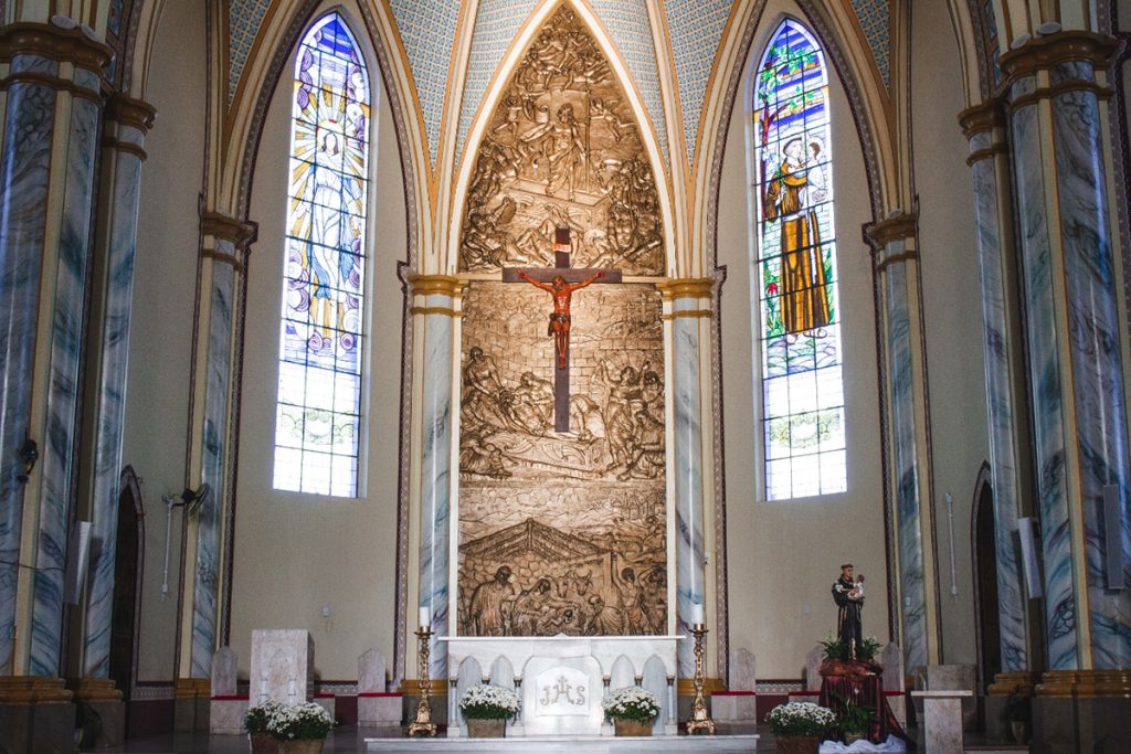 Obra em alto relevo na parede do altar. Artista Zé Diabo